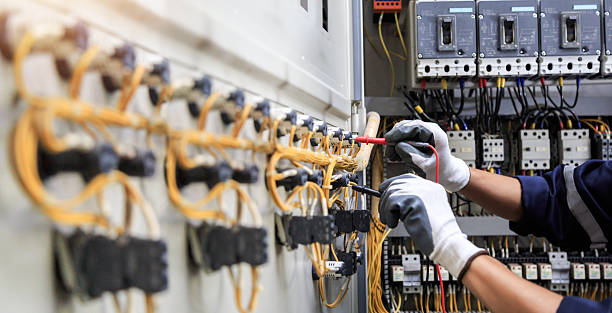 Professional Electrician technician working in Hideaway, TX